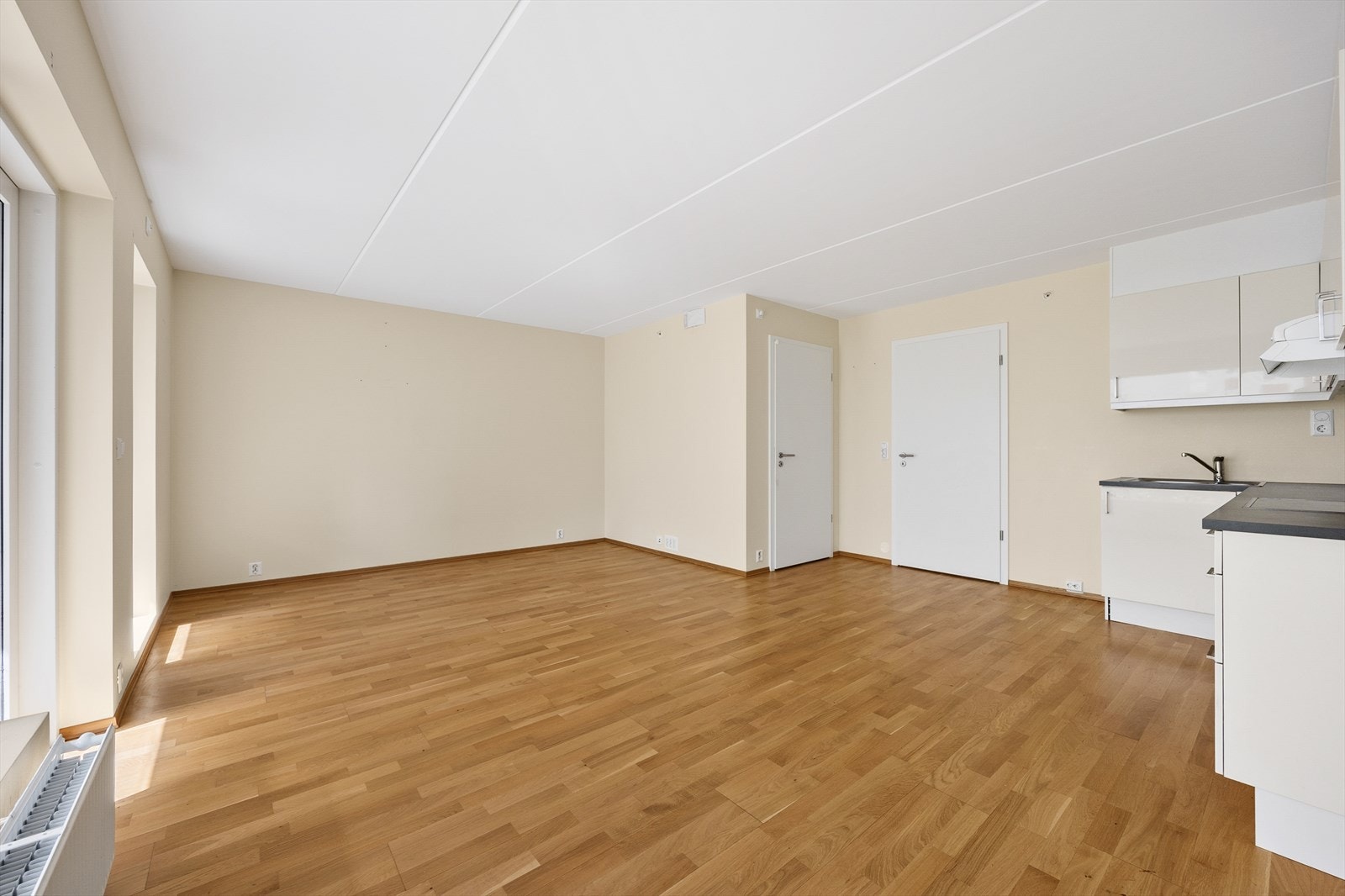 Gjennomgående parkett på gulv og malte, slette vegger gir et helhetlig og nøytralt utgangspunkt. Galleribilde