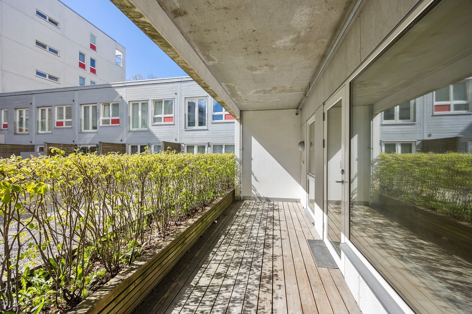 Fra stuen er det direkte utgang til en terrasse på ca. 9 m², som utvider oppholdsrommet på varme dager. Galleribilde