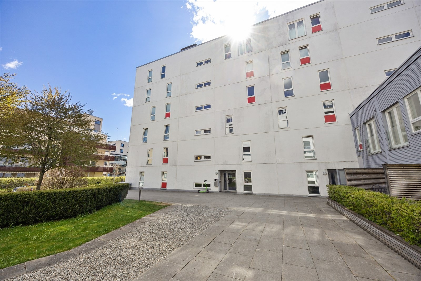 Bygget er fra 2014 og har en moderne fasade i betongelementer. Galleribilde