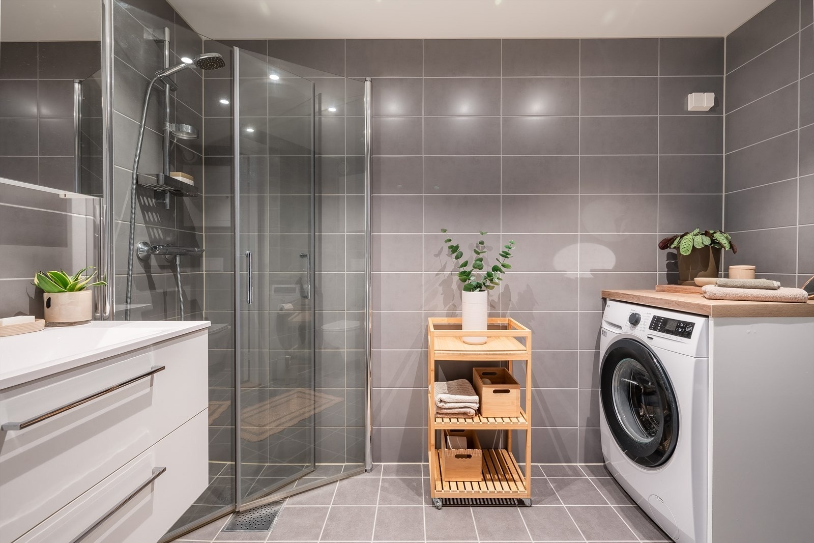 Det flotte, flislagte badet ble oppgradert i regi av borettslaget i 2020. Galleribilde