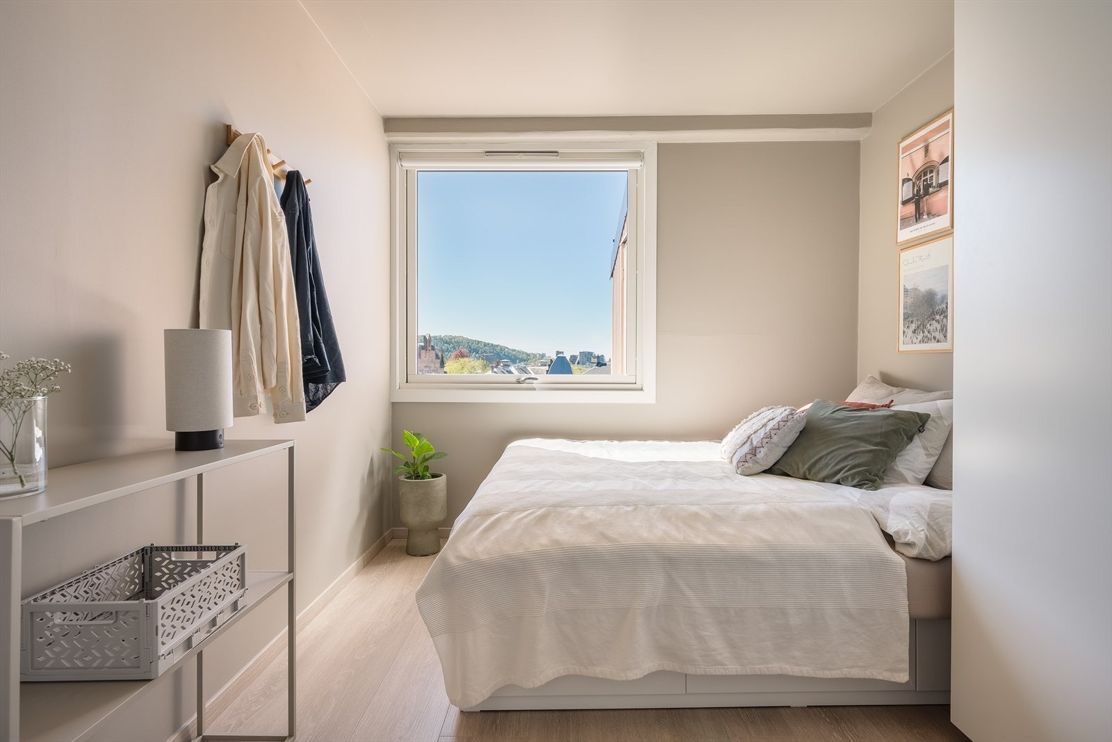Romslig soverom med god plass til dobbeltseng. Galleribilde