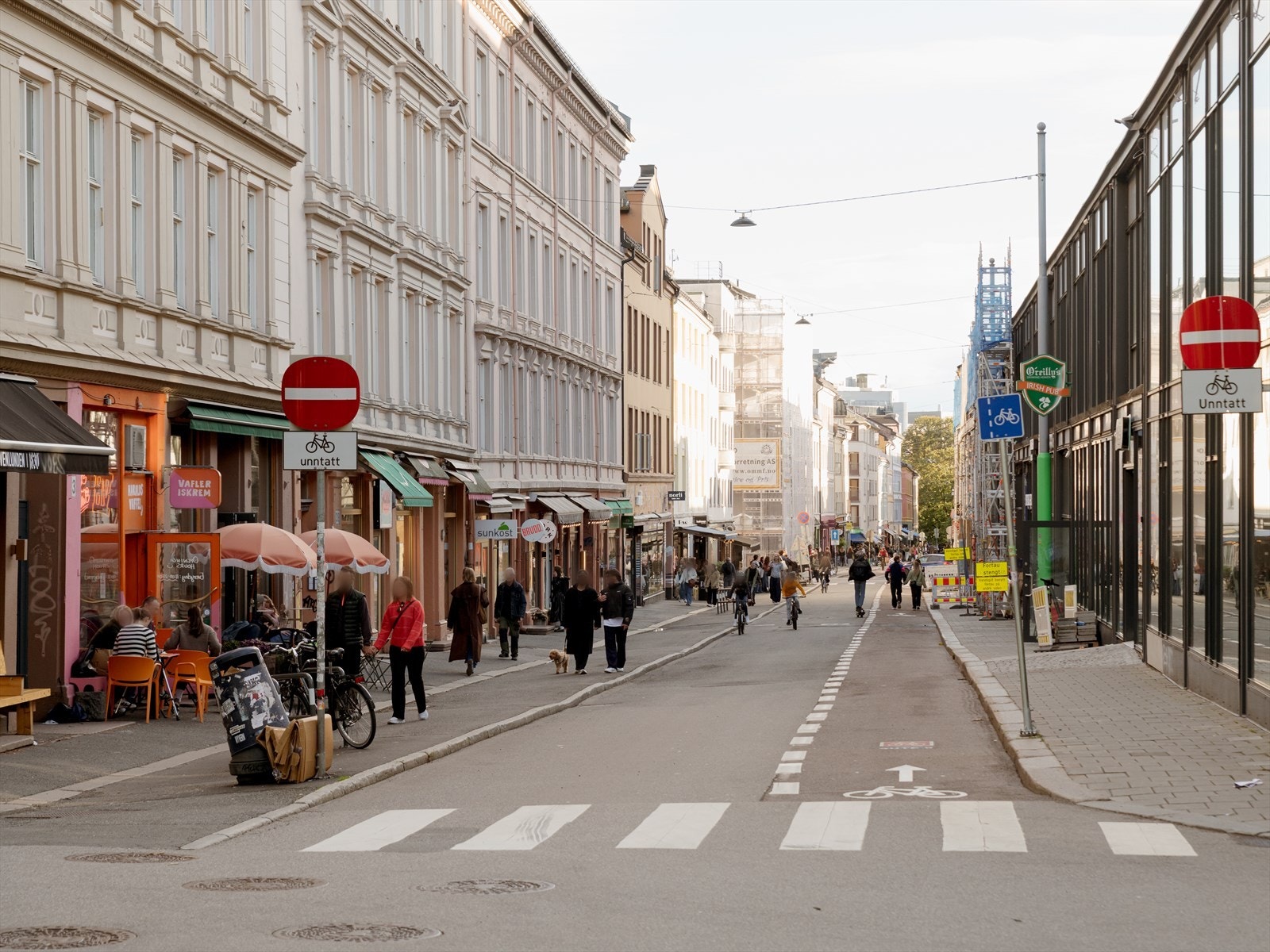 Grünerløkka er en av de mest populære og attraktive bydelene i Oslo og området er mest kjent for sitt pulserende uteliv, hyggelige gate caféer, markeder og små nisjeforretninger. Galleribilde