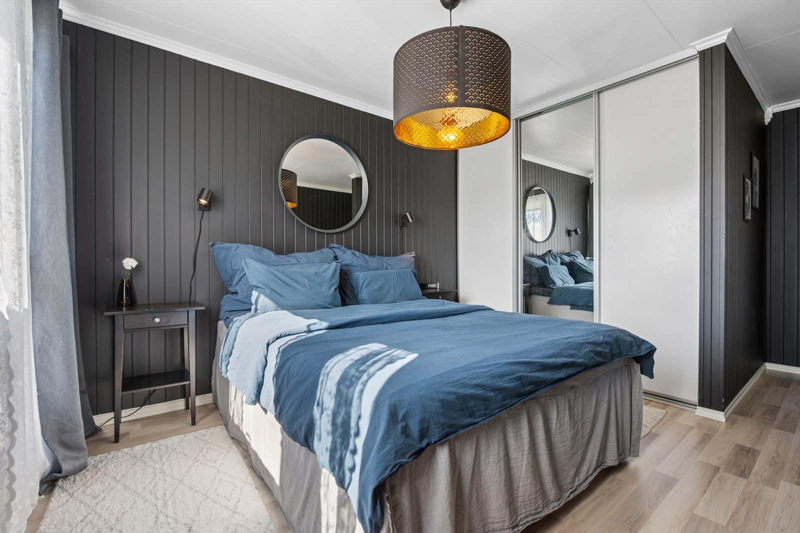 Hovedsoverommet har god plass til dobbeltseng og en romslig skyvedørsgarderobe. Galleribilde