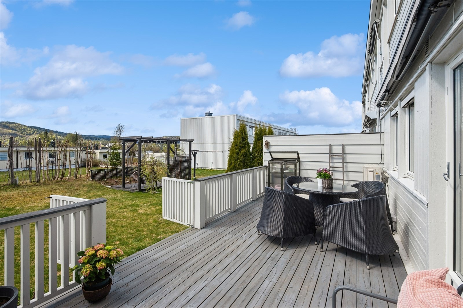 Den vestvendte terrassen har god plass til utemøbler og gir direkte tilgang til hagen. Galleribilde