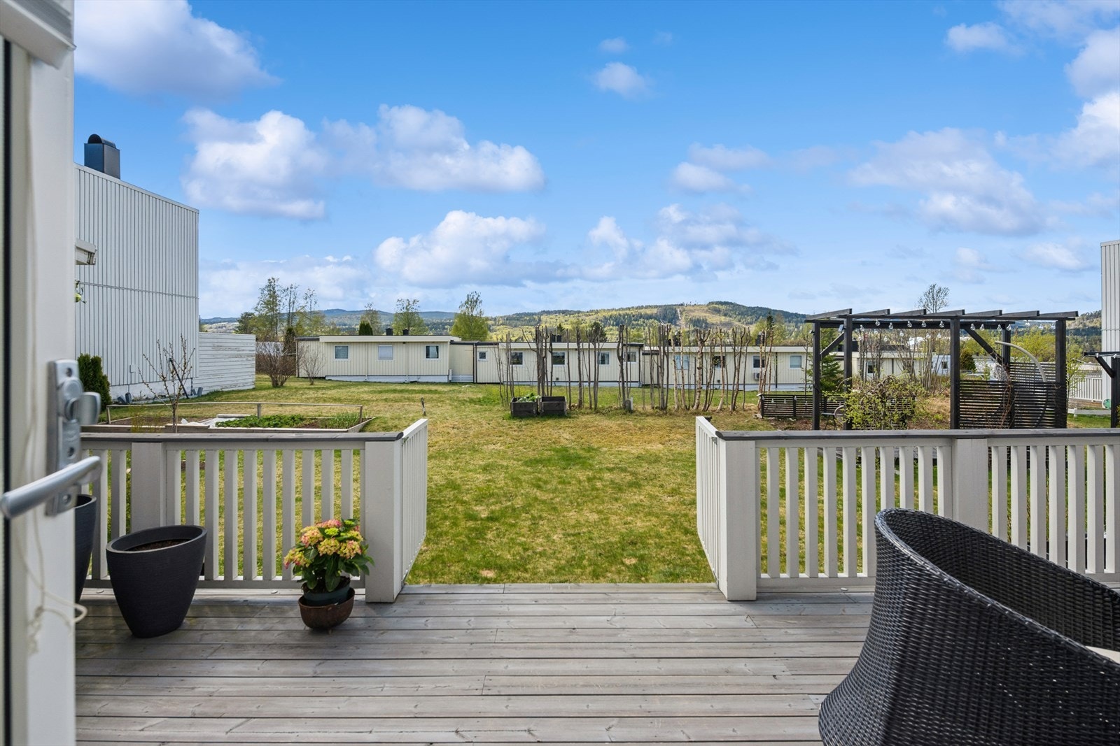 Fra terrassen og hagen har man en åpen og fri utsikt over nærområdet. Galleribilde