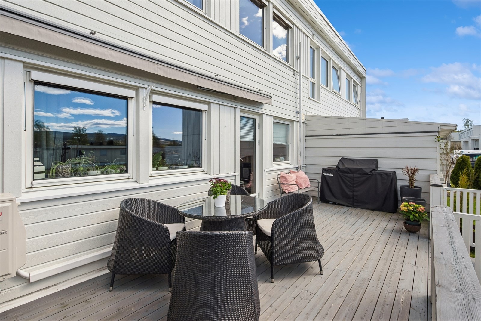 Fra stua er det utgang til en vestvendt terrasseplatting med markise. Galleribilde
