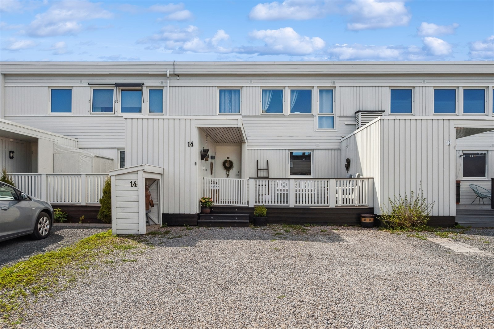 Inngangspartiet har gruset gårdsplass og en praktisk, utvendig bod på 4 m². Galleribilde