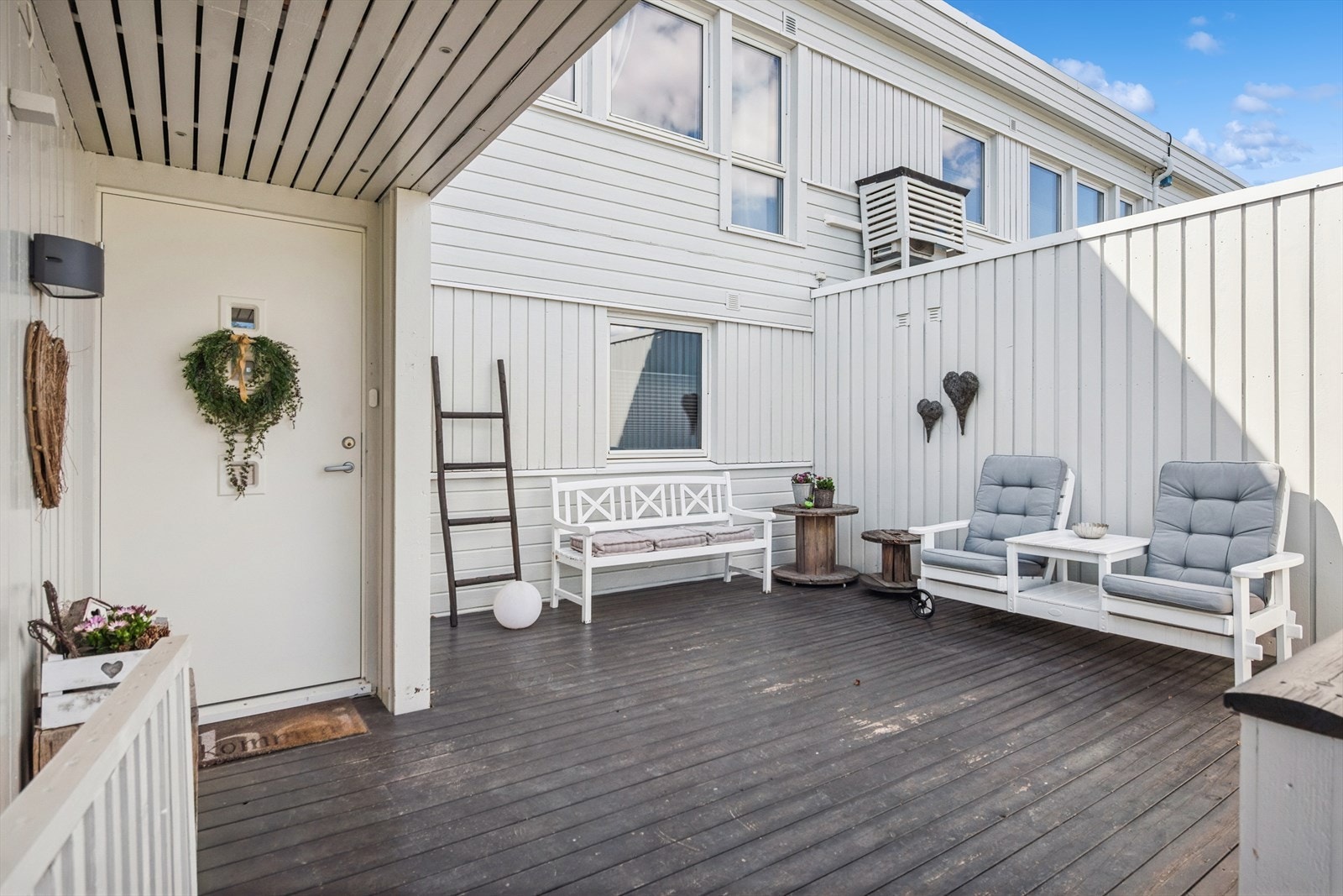 Inngangsparti med en skjermet terrasseplatting mot øst. Galleribilde