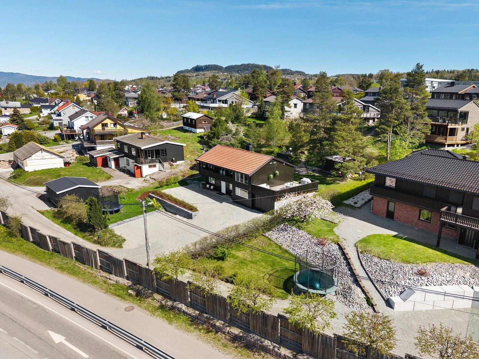 Etablert og populært nabolag, spesielt for barnefamilier. Trygg gangvei til skole og barnehage. Galleribilde