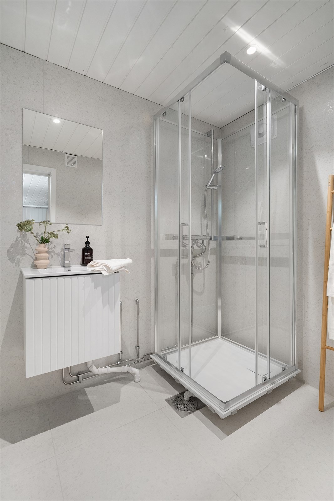 Badet nede er overflateoppusset, og er oppgradert med bl.a. ny innredning og overflater. Galleribilde