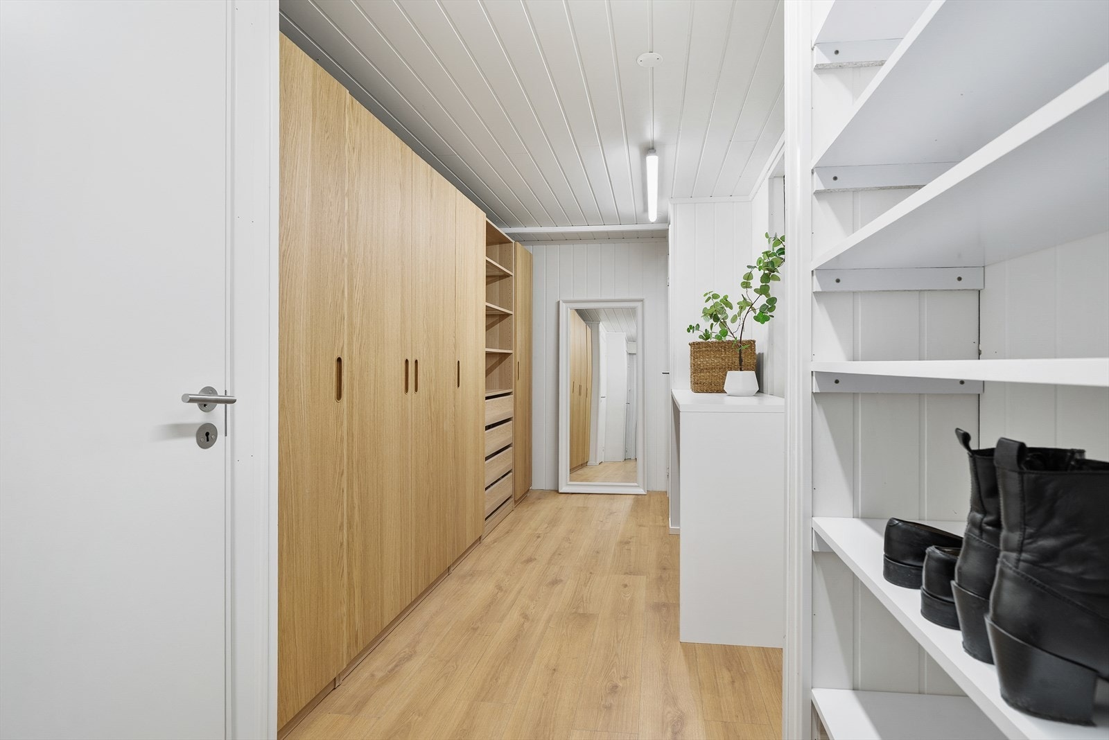 Stort garderoberom med gode lagringsmuligheter for familien. Galleribilde