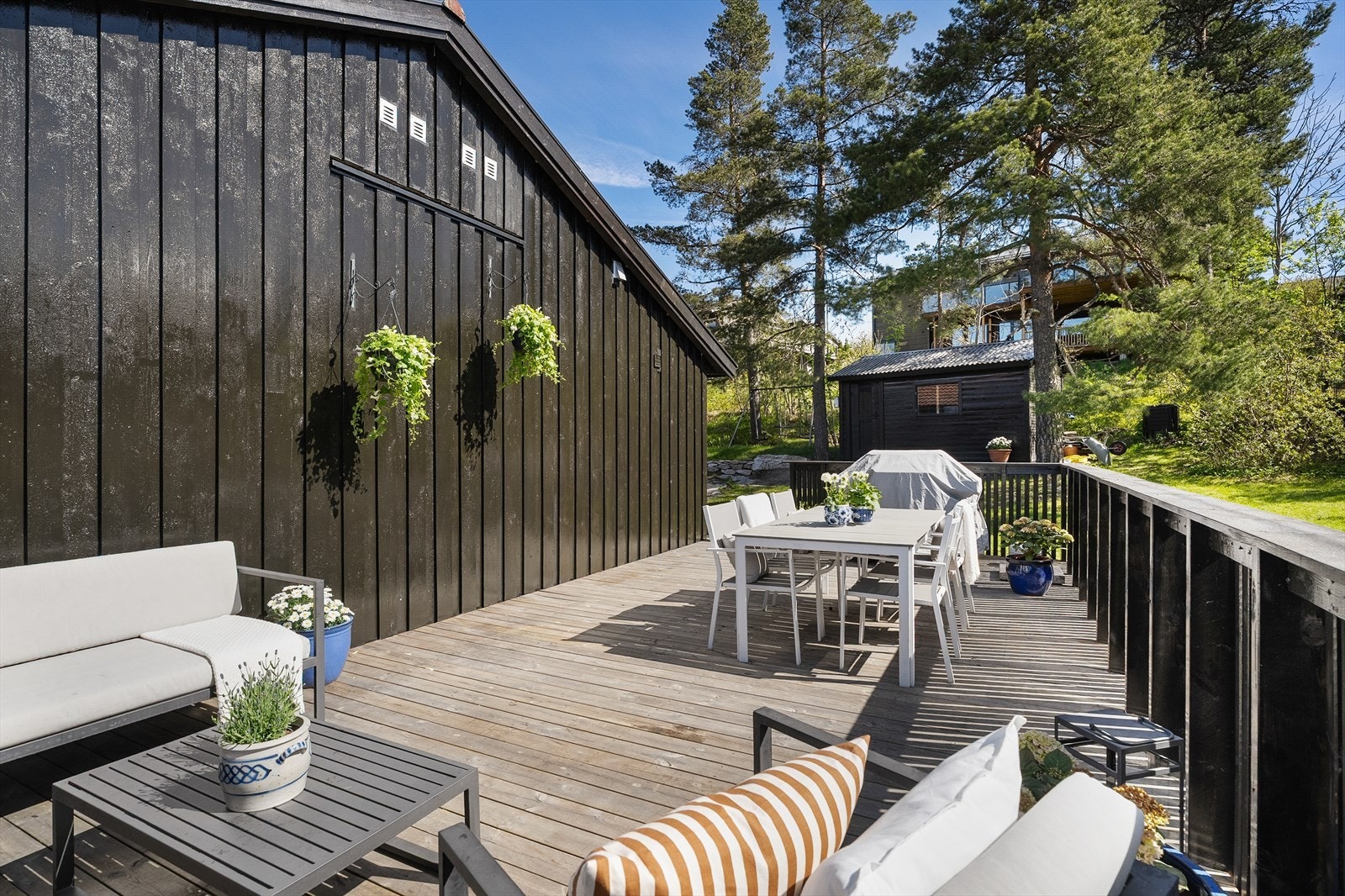 Terrassen har god plass til både utelounge, spisegruppe og grill, og har praktisk tilknytning til hagen slik at barna kan leke trygt og fritt. Galleribilde