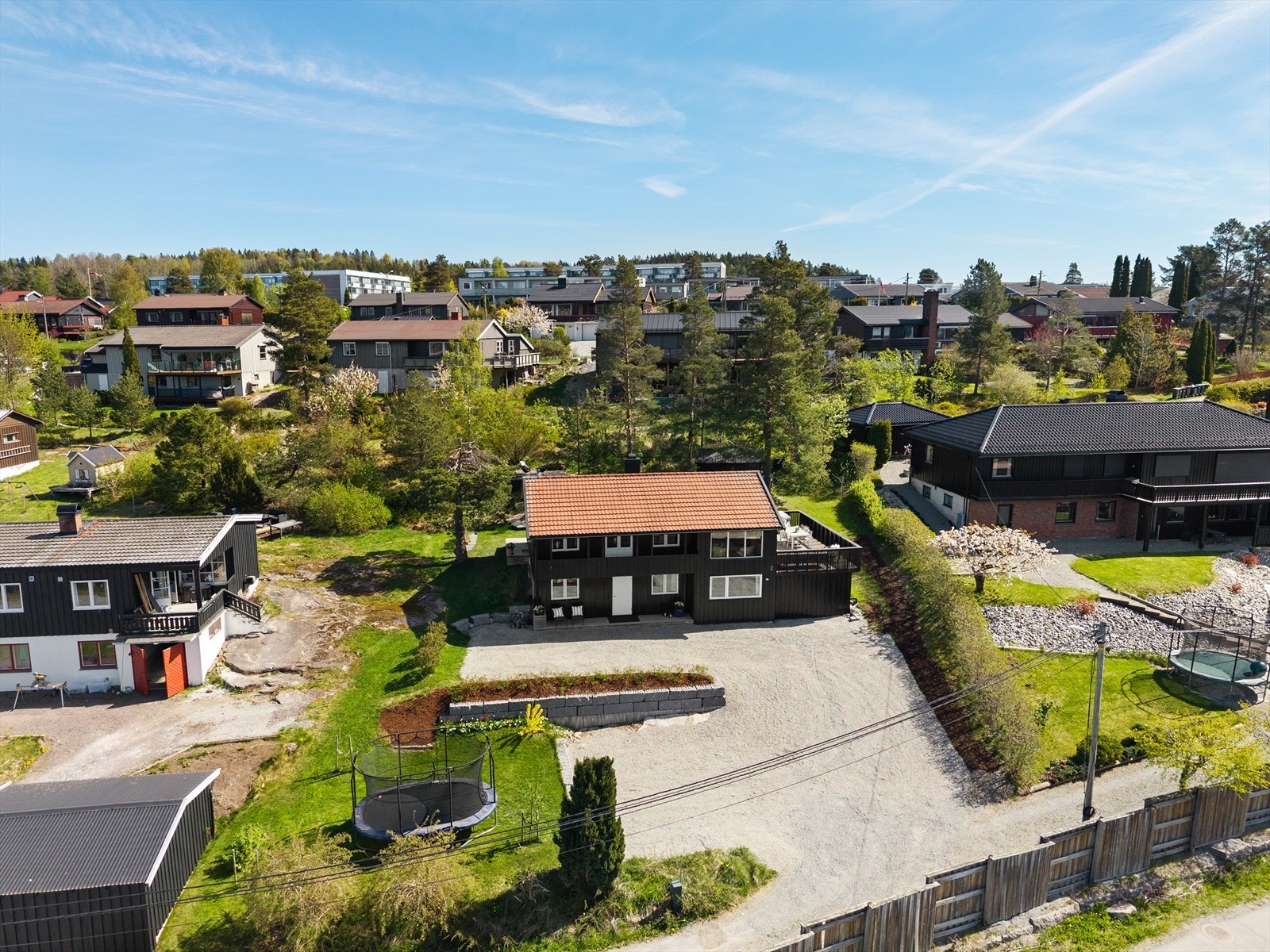 Huset har en attraktiv plassering i terrenget med pent opparbeidet tomt, flotte utsiktsforhold og flere uteplasser vendt mot vest. Galleribilde