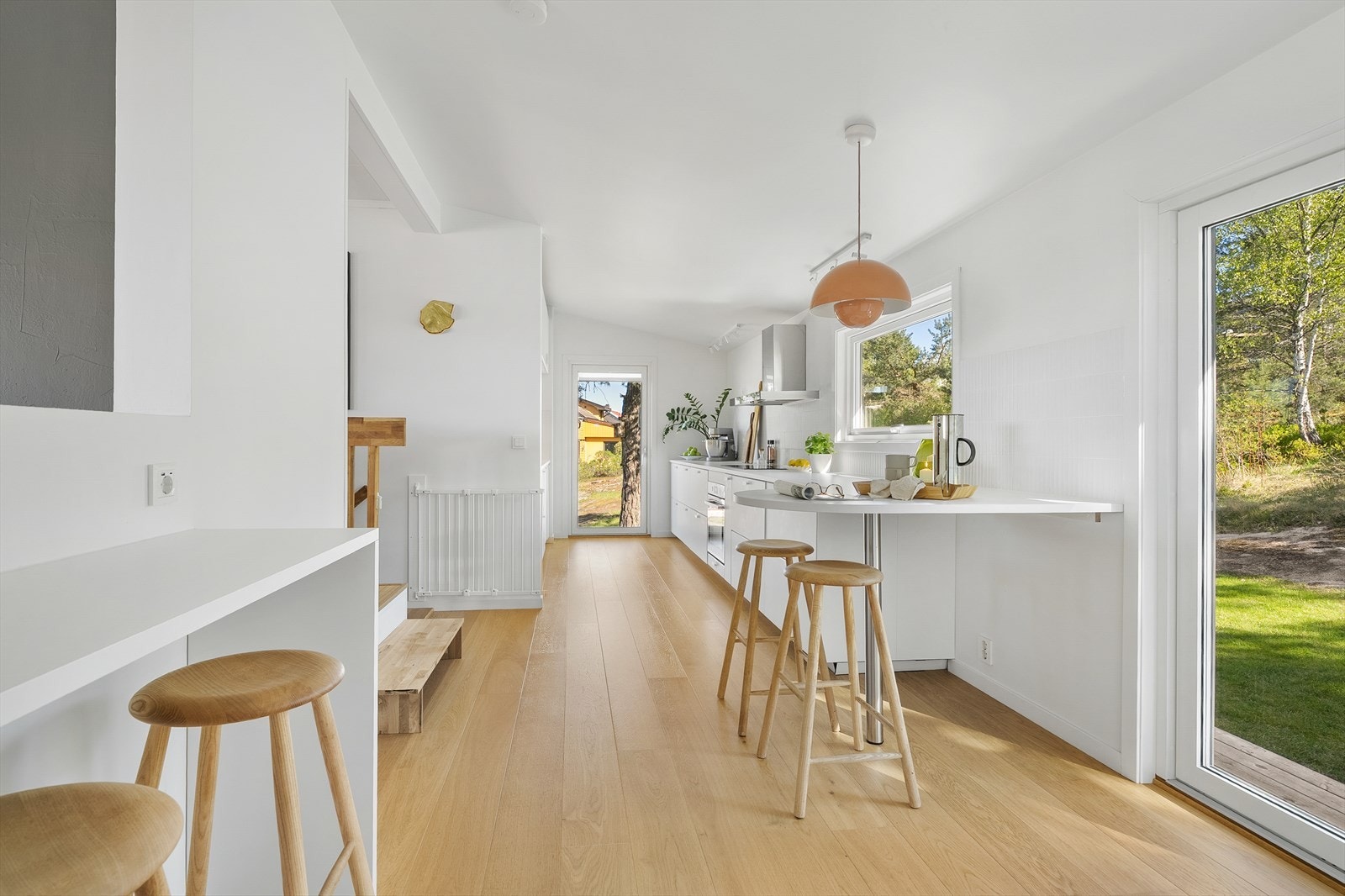 Kjøkkenet ligger i en naturlig og definert sone i bakkant av stuen, og har to dører ut. Galleribilde