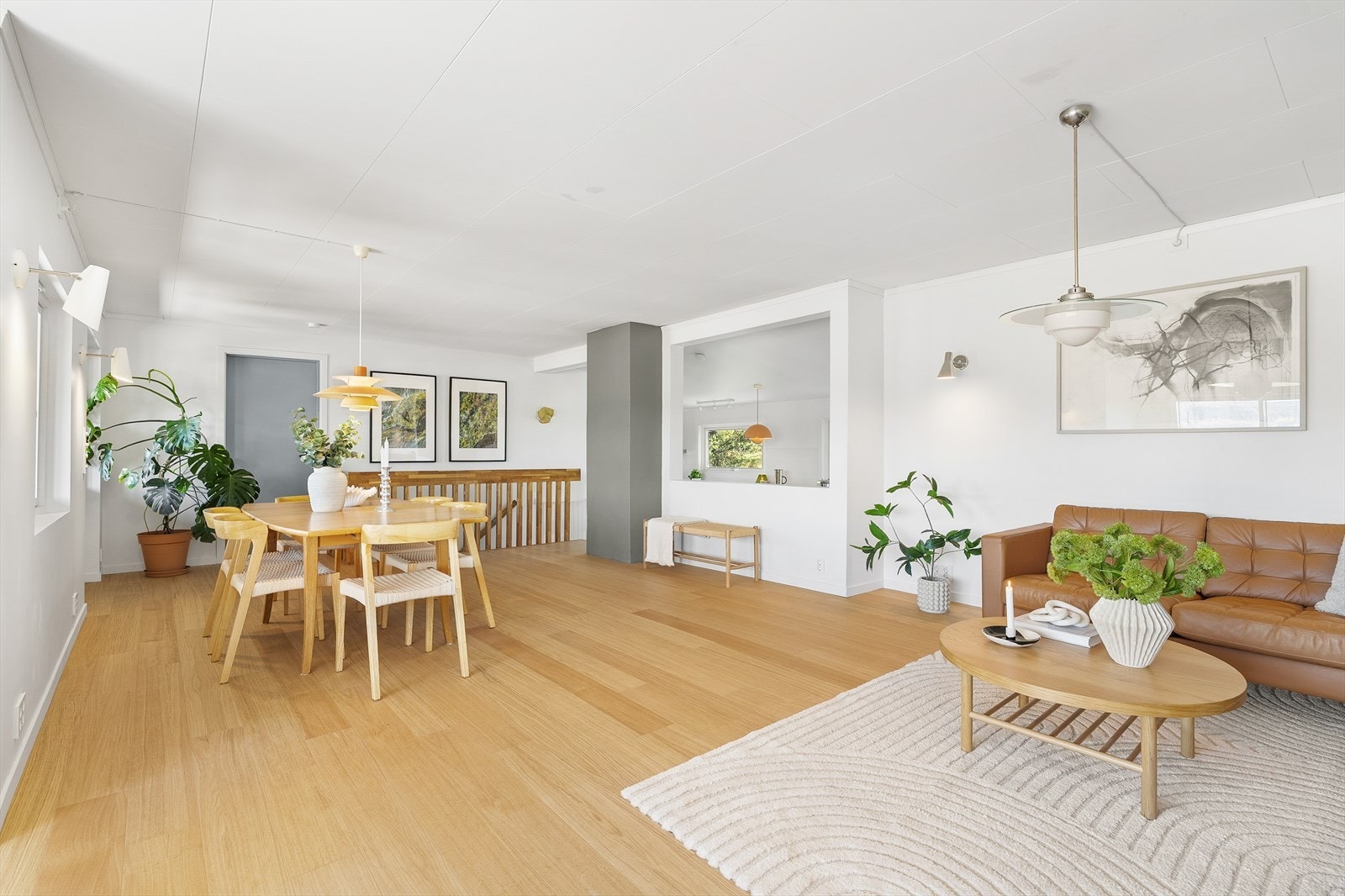 Innbydende stue med store vindusflater som slipper inn rikelig med dagslys og samtidig gir flott utsikt mot Lierdalen. Galleribilde