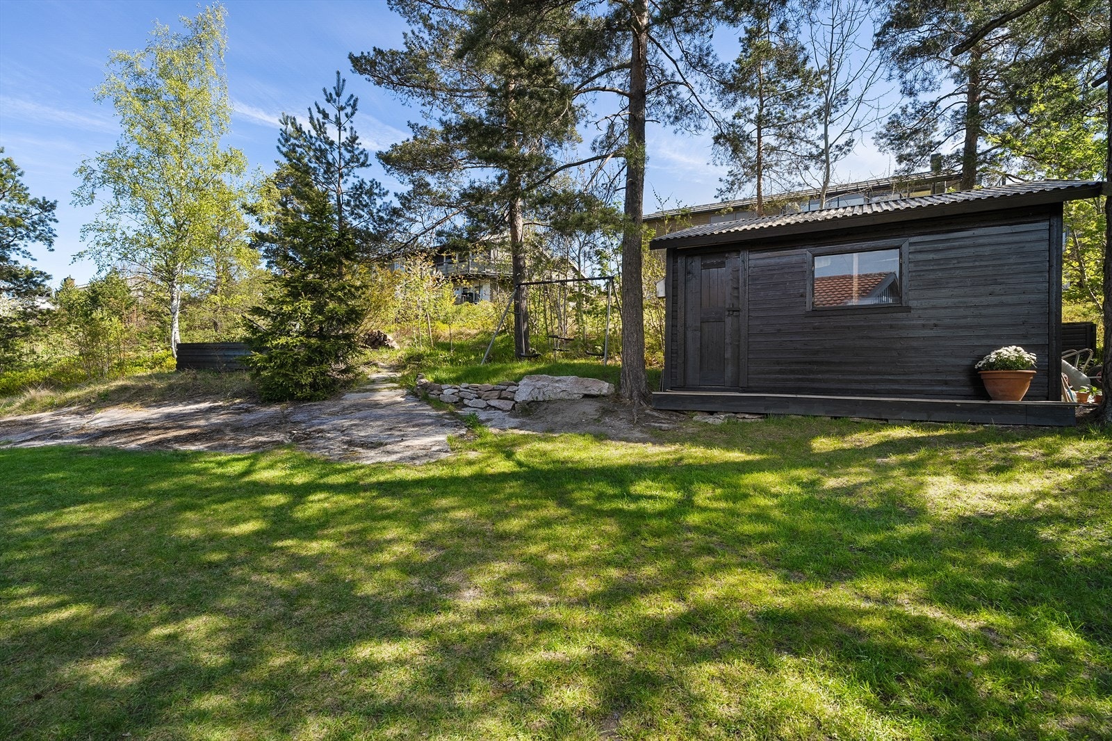 Her er det også et praktisk utehus med gode oppbevaringsmuligheter. Galleribilde