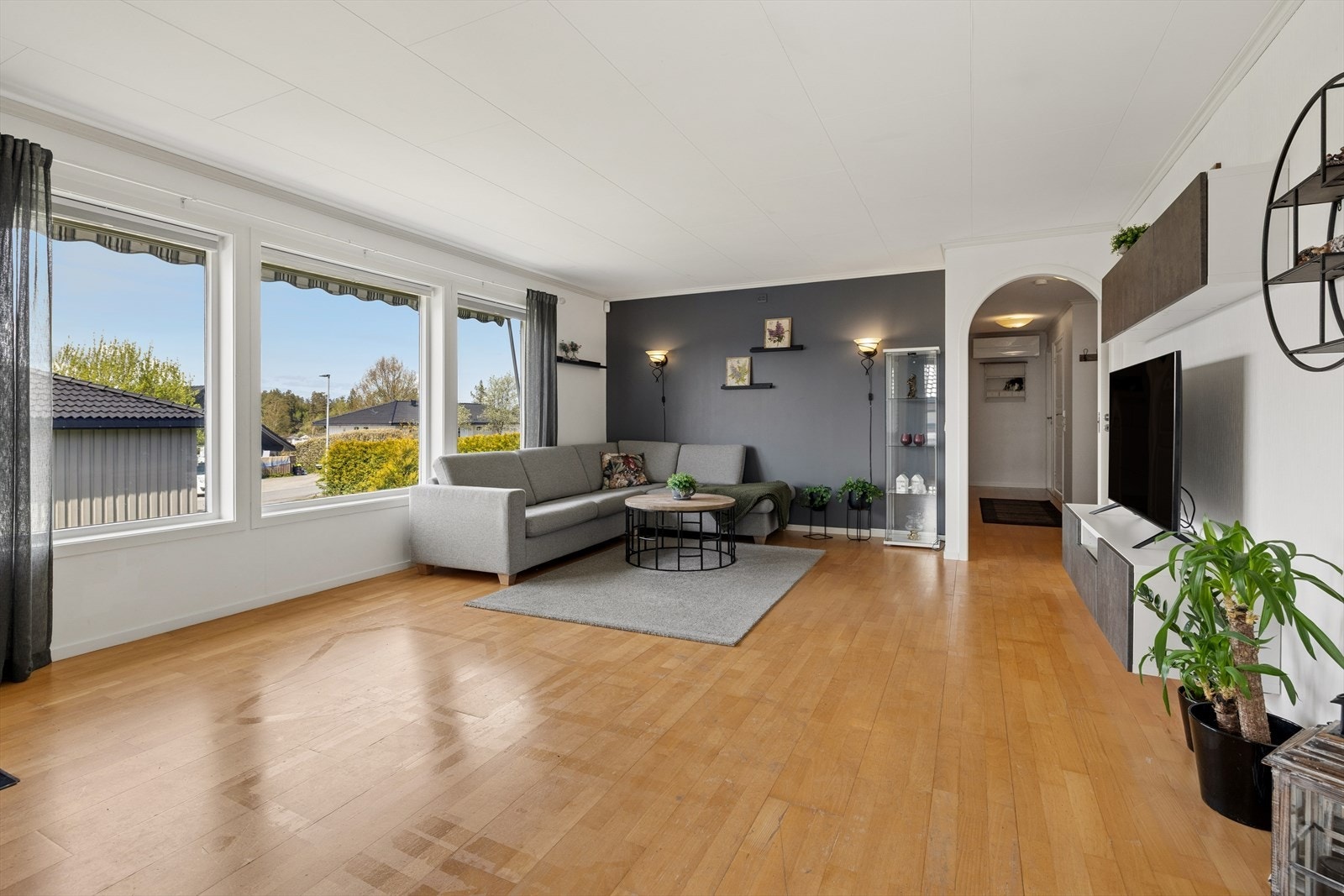 Stor stue med flere muligheter for møblering Galleribilde