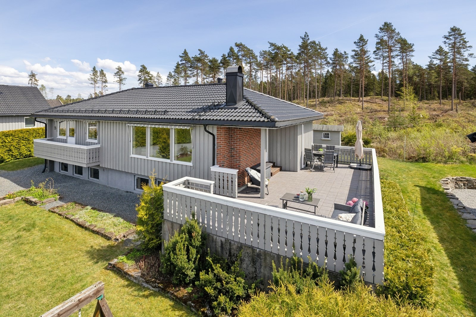 Romslig og velholdt enebolig på en solrik tomt Galleribilde
