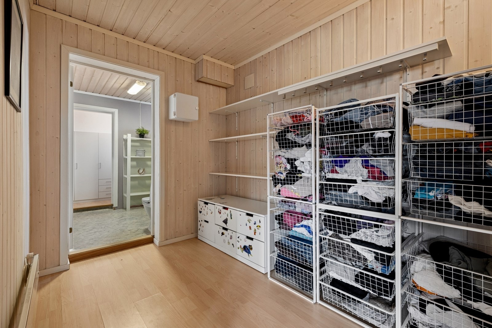 Mellomgang til vaskerom - ypperlig for lagring av klær. Galleribilde