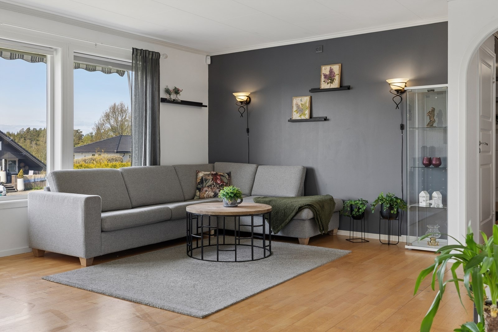 Store vinduer som slipper inn mye naturlig lys Galleribilde