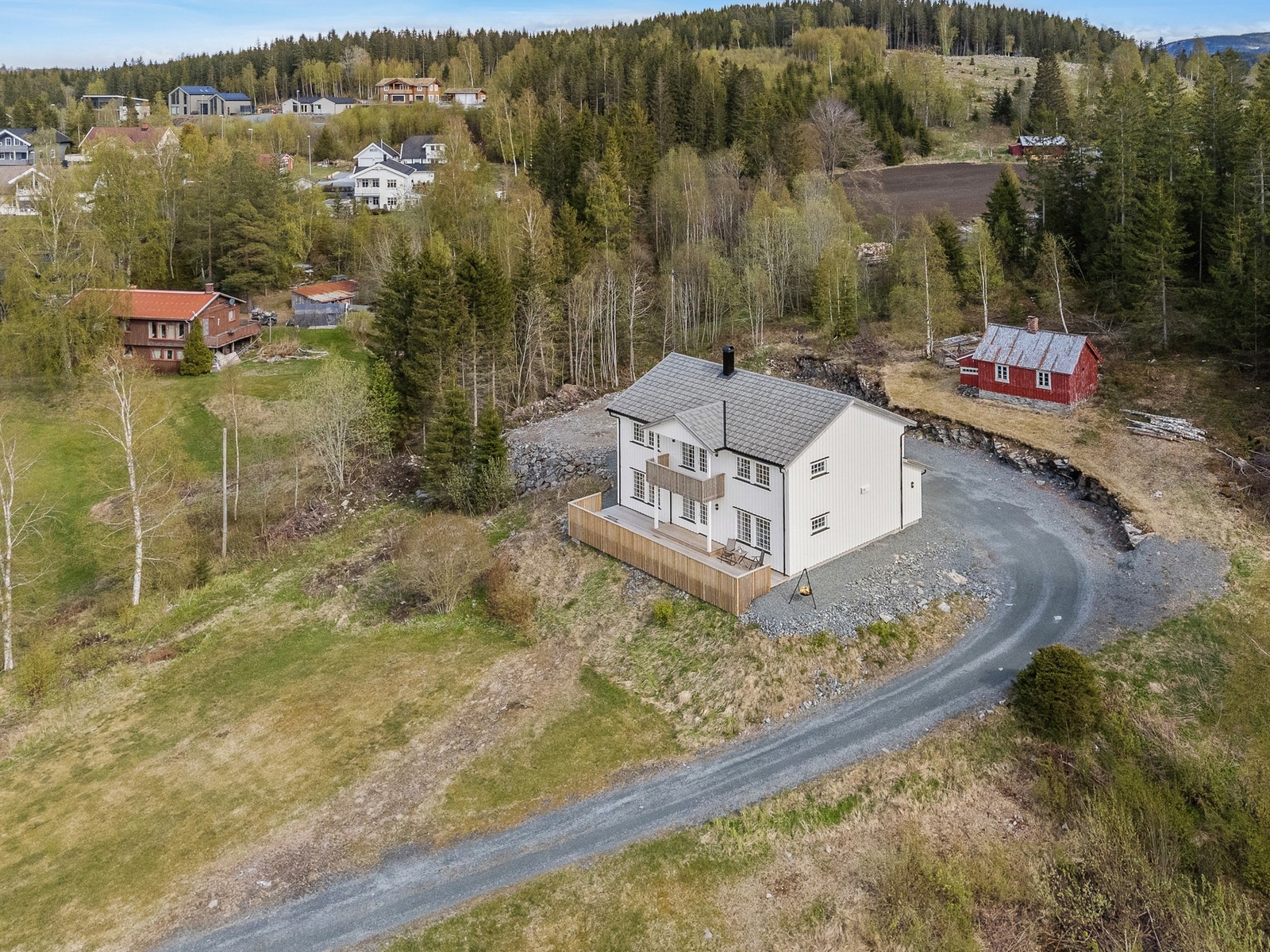 Boligen ligger like ved et etablert boligfelt med barn i alle aldre, lekeplass og bussholdeplass. Galleribilde