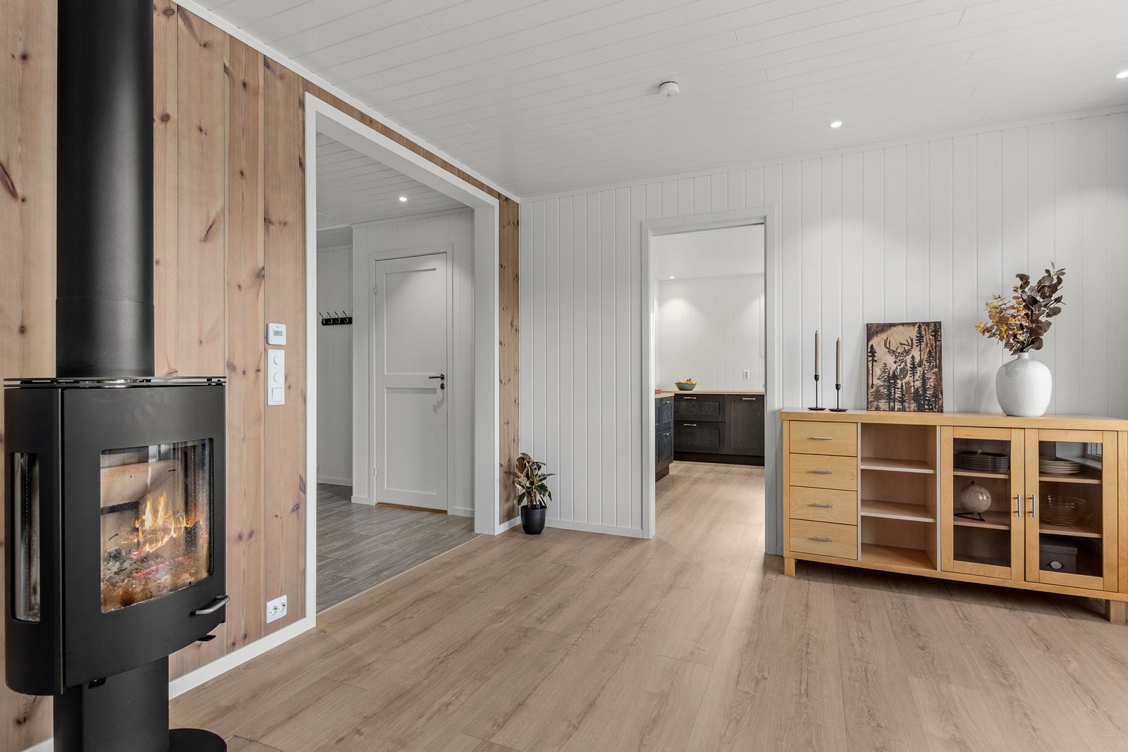 På kalde dager kan man nyte varmen fra peisen. Galleribilde