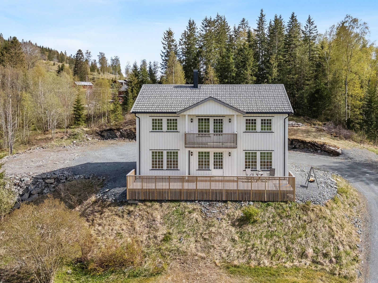 Boligen ligger fint til i Okkenhaug. Her har man kort avstand til naturen, fjellet og flere flotte tur- og rekresjonsmuligheter. Galleribilde