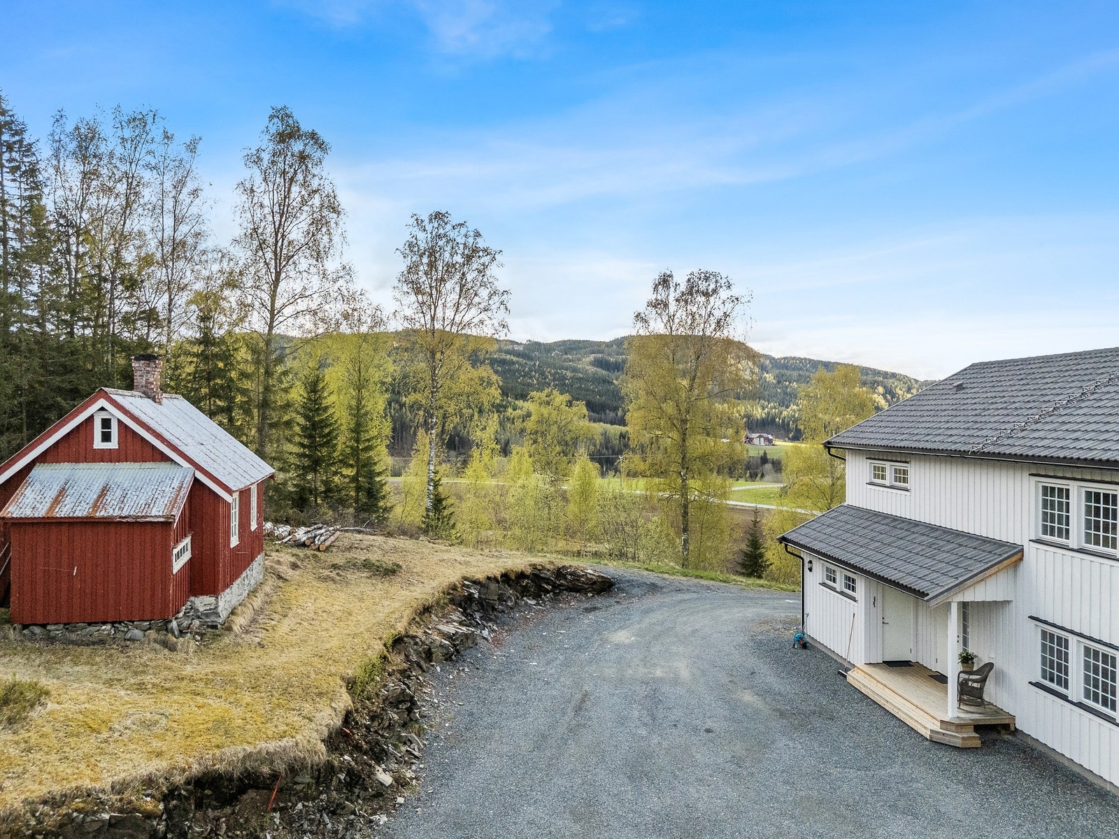 Vedsiden av huset har man et hyggelig uthus med boder som egner seg godt til lagring. Galleribilde