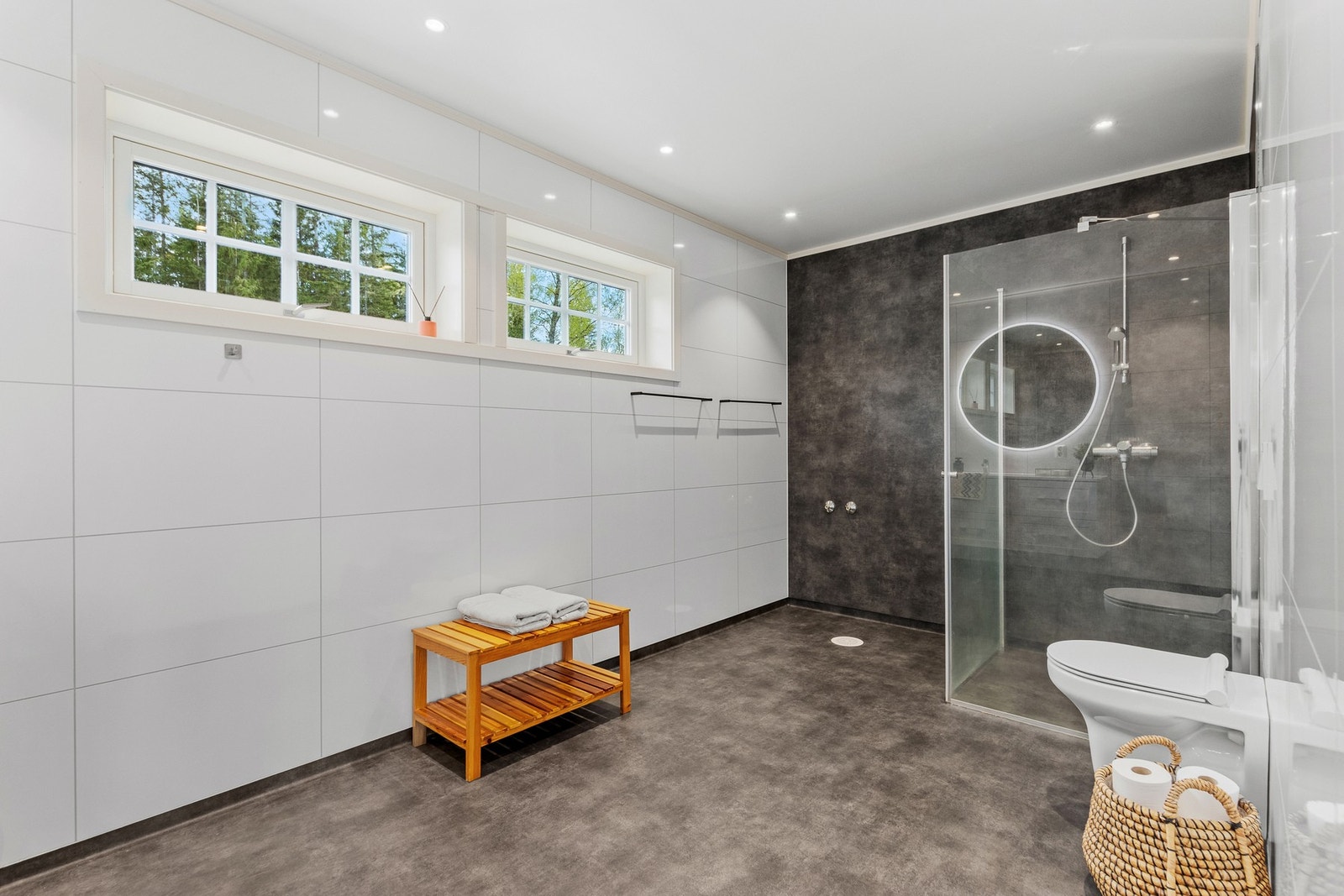 Badet har dusjhjørne. Galleribilde