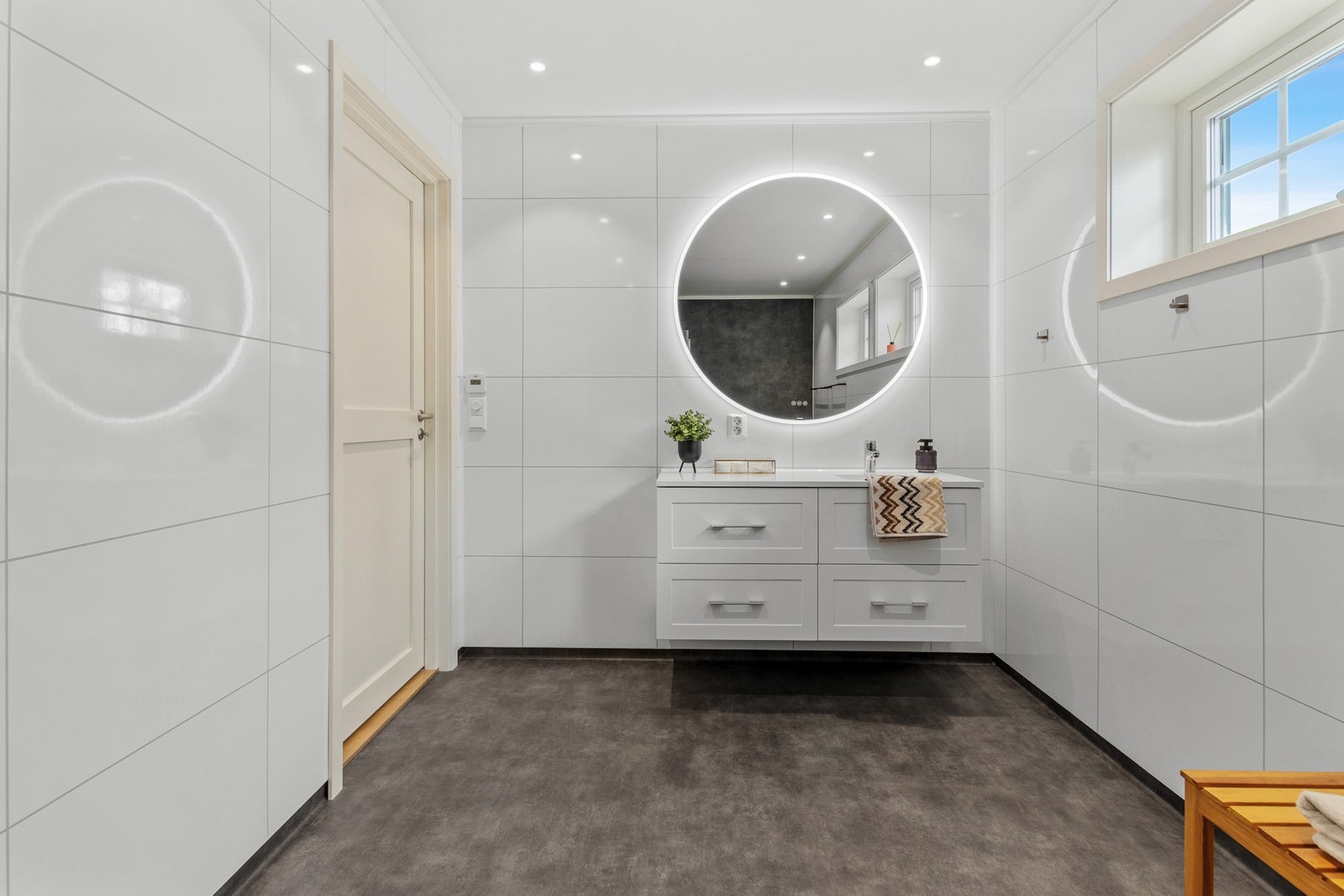 Badet i 2.etasje har belegg på gulv og plater på vegg. Badet er stort med en romslig servant. Galleribilde