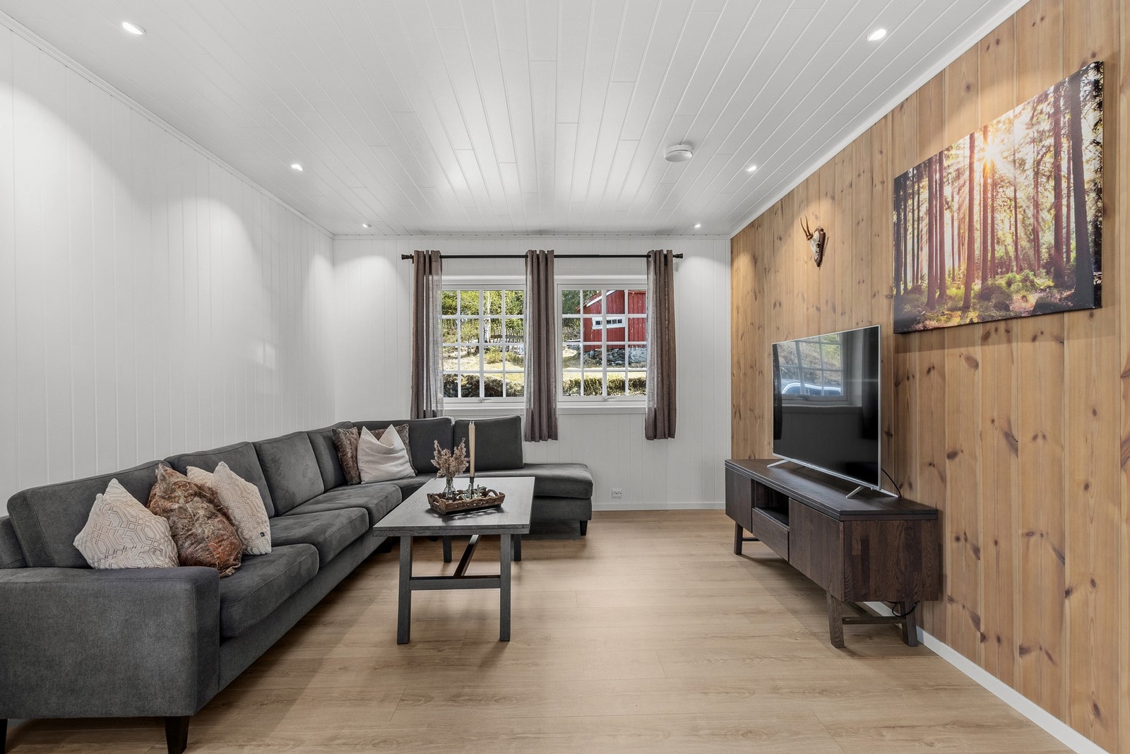 Romslig stue med god plass til sofagruppe. Galleribilde