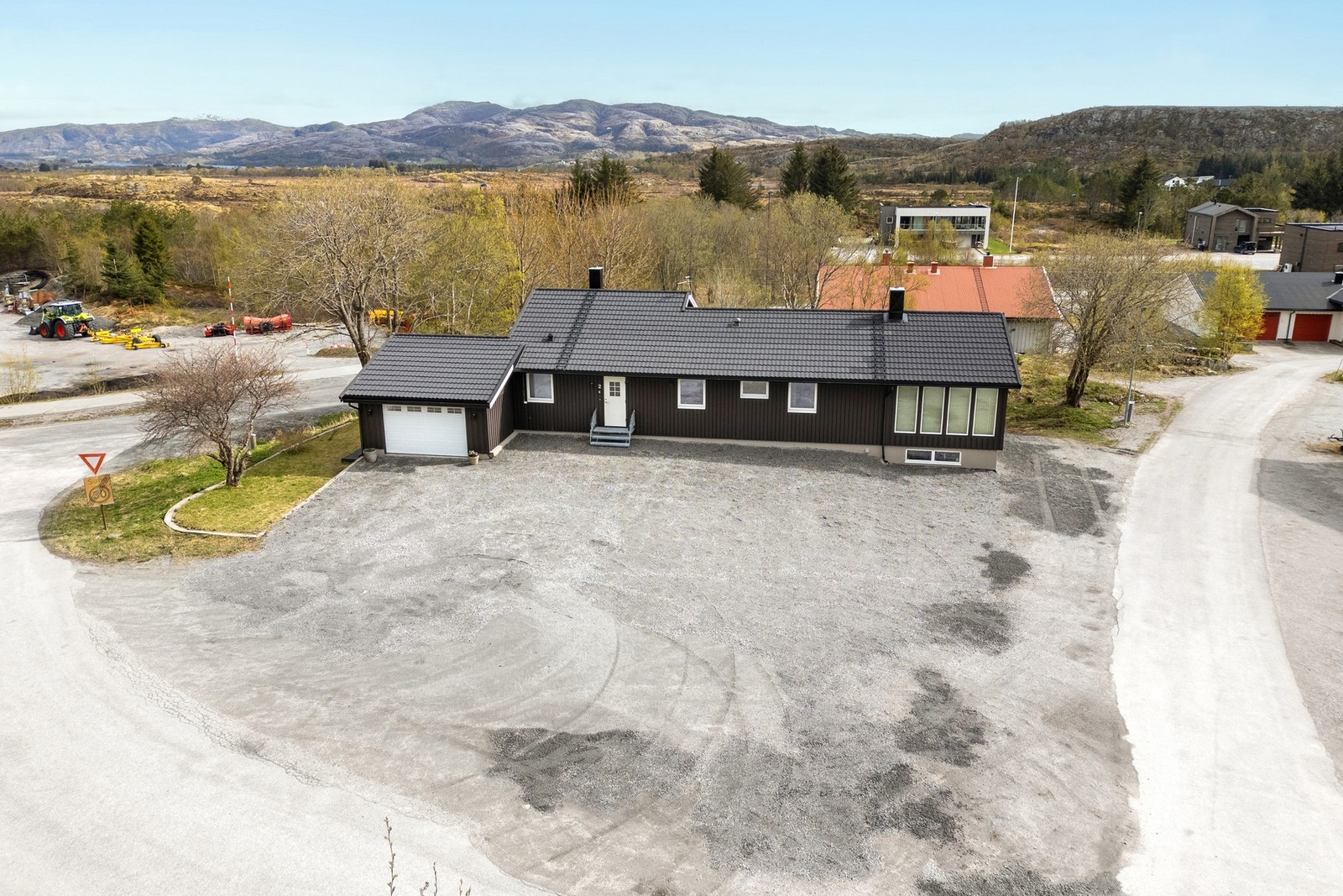 Romslig gårdsplass med plass til flere biler. Galleribilde