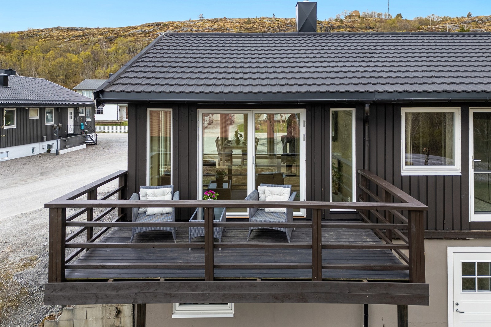 Fra den tilbygde delen er det utgang til terrasse på 27 kvm Galleribilde