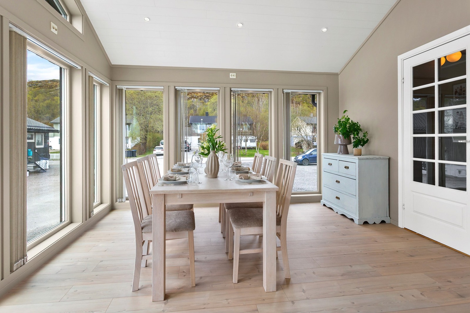 Denne stuen ble tilbygd i 2017. Downlights i taket gir en god grunnbelysning! Galleribilde