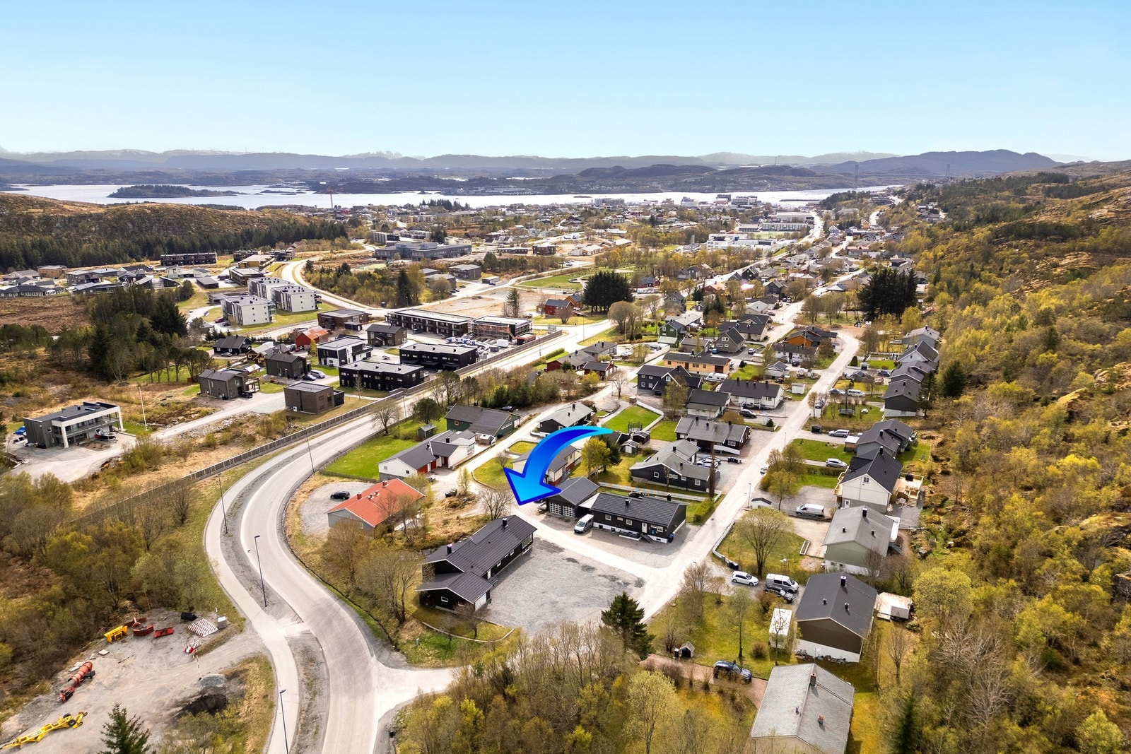 Boligen har en barnevennlig beliggenhet med kort vei til skole og barnehage, samt Rørvik sentrum med matbutikker og kjøpesenter. Galleribilde