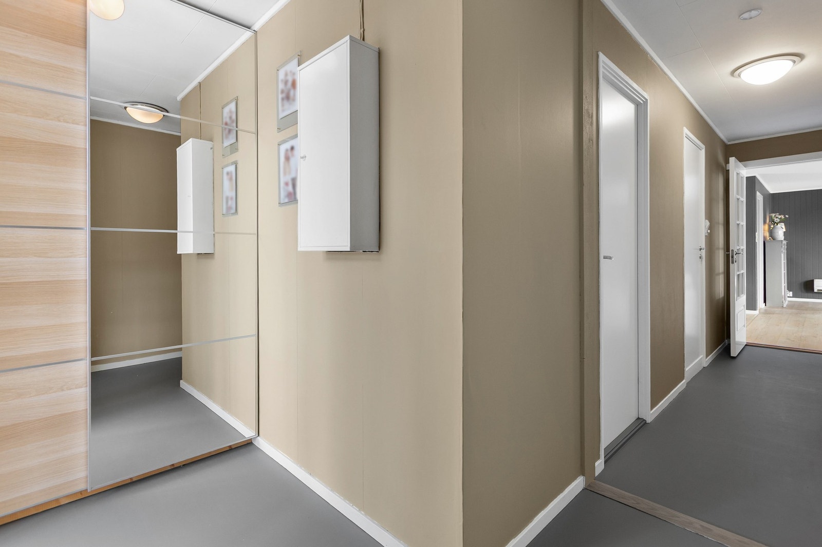 Gang - 10,5 kvm. Dør inn til soverom og bad Galleribilde