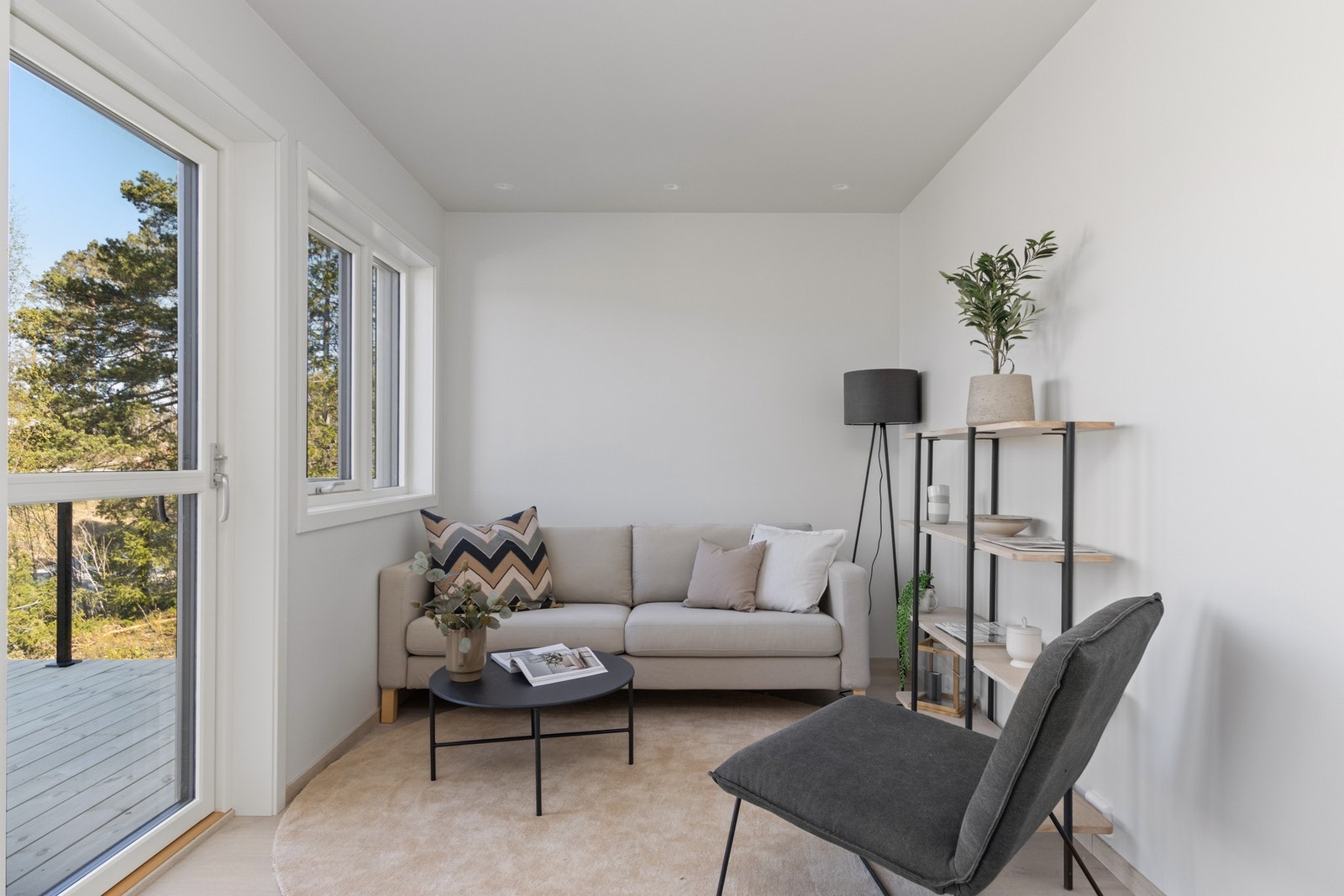 Fra stue er det utgang til en veranda. Legg merke til downlights i tak. Galleribilde