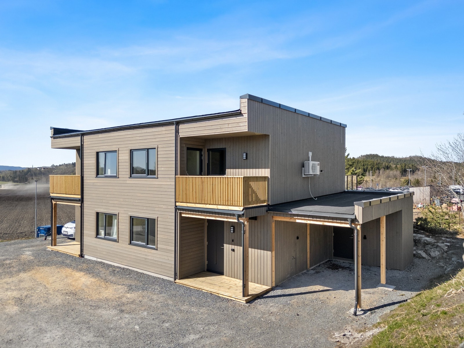 Fasadebildet - carport i tilknyttning til boligen. Galleribilde