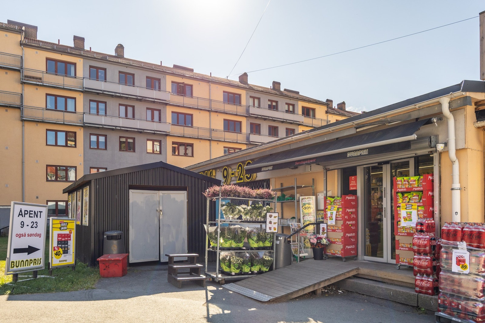 Gangavstand til flere matbutikker like ved leiligheten. Galleribilde