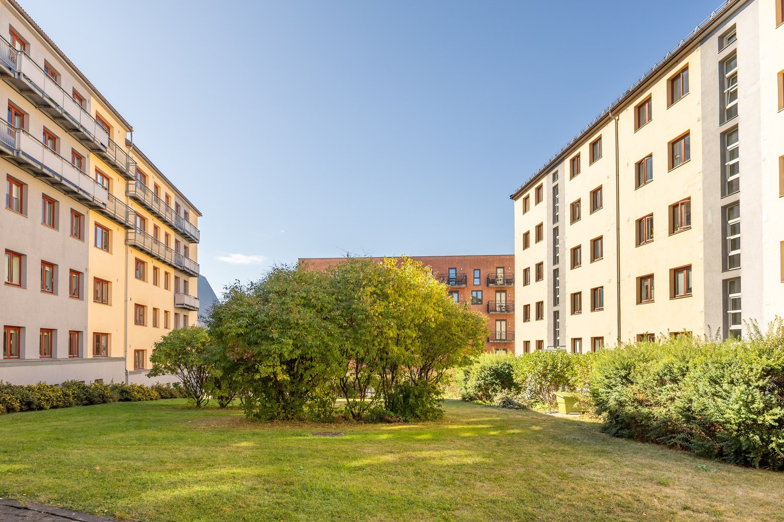 Borettslaget har fine uteområder med gressplen, piknikbord og benker. Galleribilde