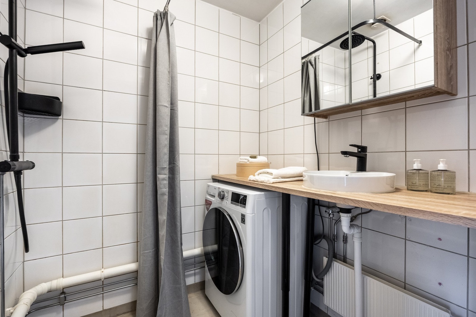 Plass, og opplegg for vaskemaskin. Varmtvann er inkludert i felleskostnadene. Galleribilde