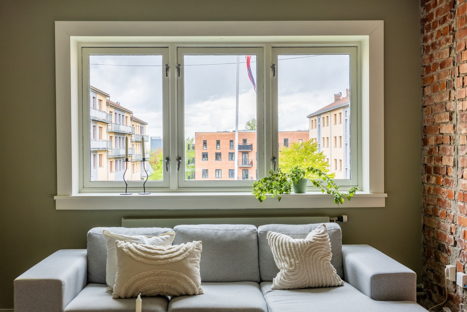 Høytliggende i 3. etasje vendt mot pene omgivelser. Galleribilde