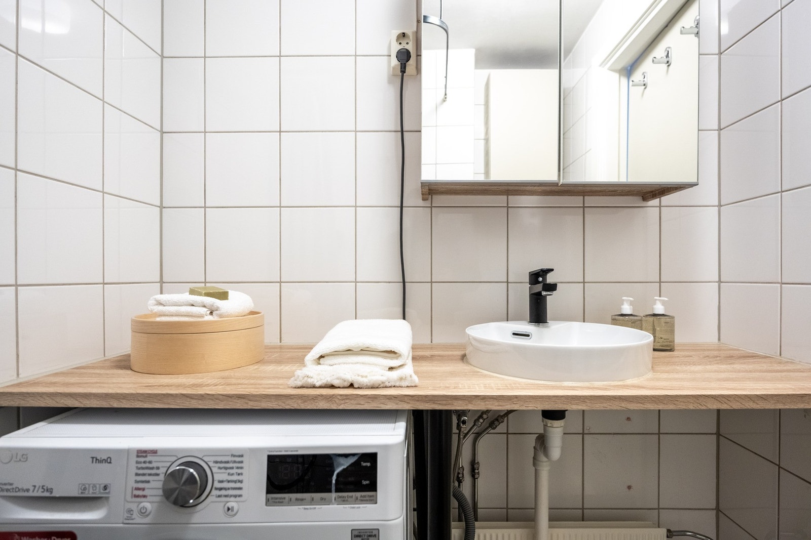 Badet ble oppgradert i 2023/2024, med ny dusj, toalett og servant. Galleribilde