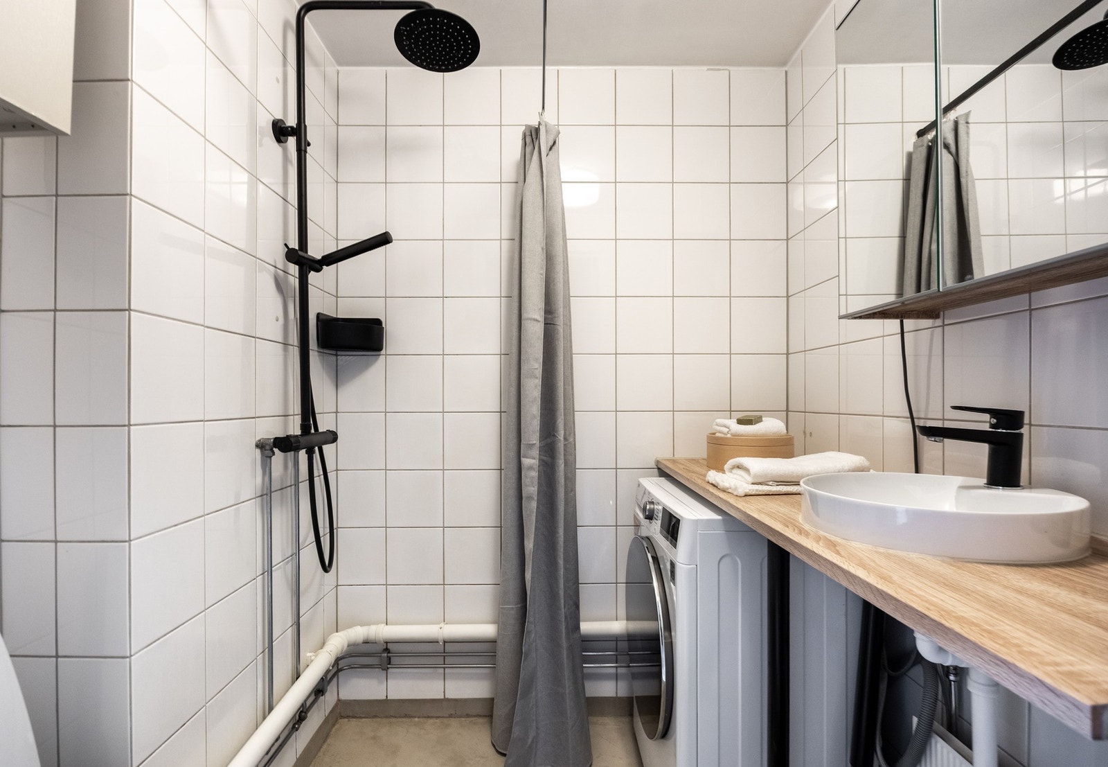 Pent baderom med lyse fliser. Galleribilde