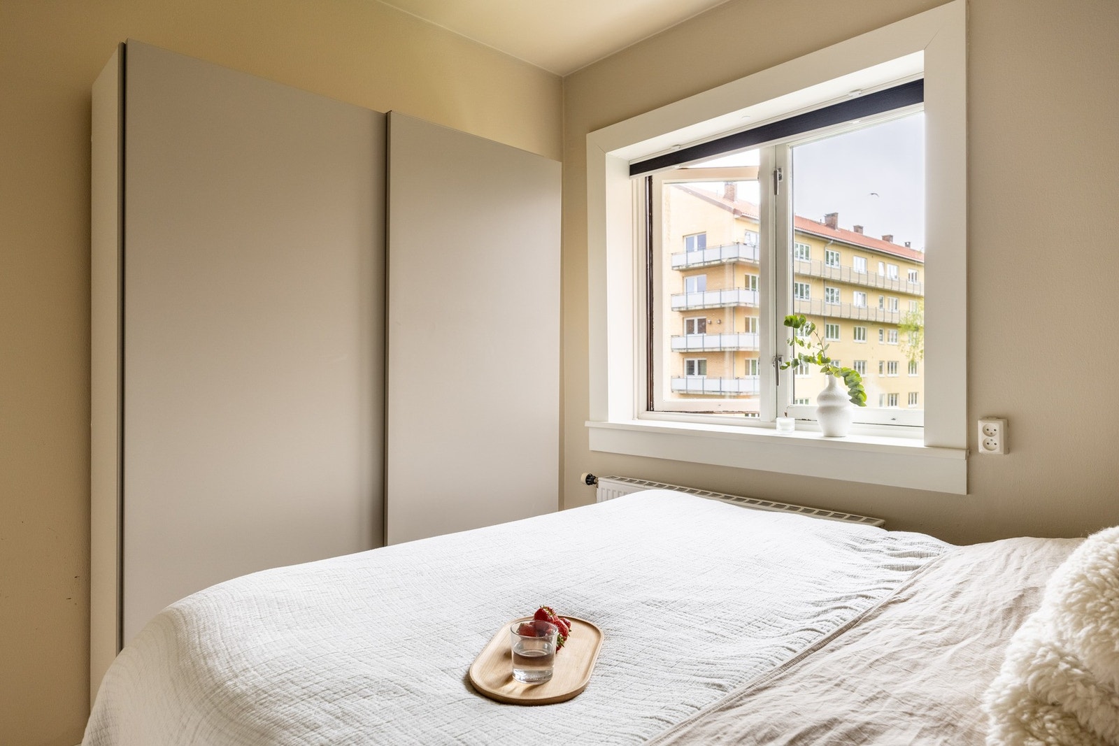 Innredet med praktisk garderobe, hvor man har gode oppbevaringsmuligheter. Galleribilde