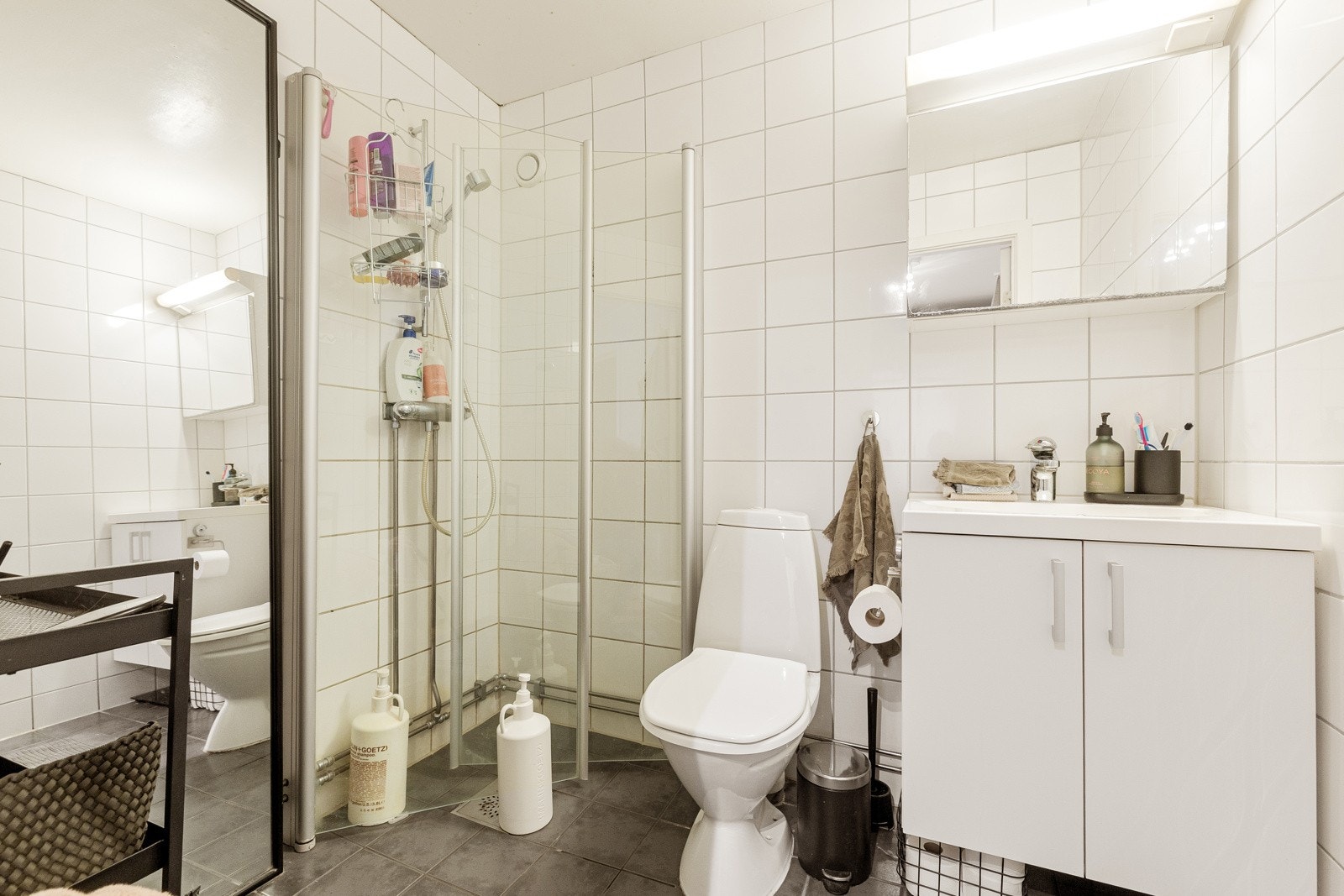 Bad fra 2013. Badet har flis på gulv og flis på vegger, malt overflate i himling oge elektrisk gulvvarme Galleribilde