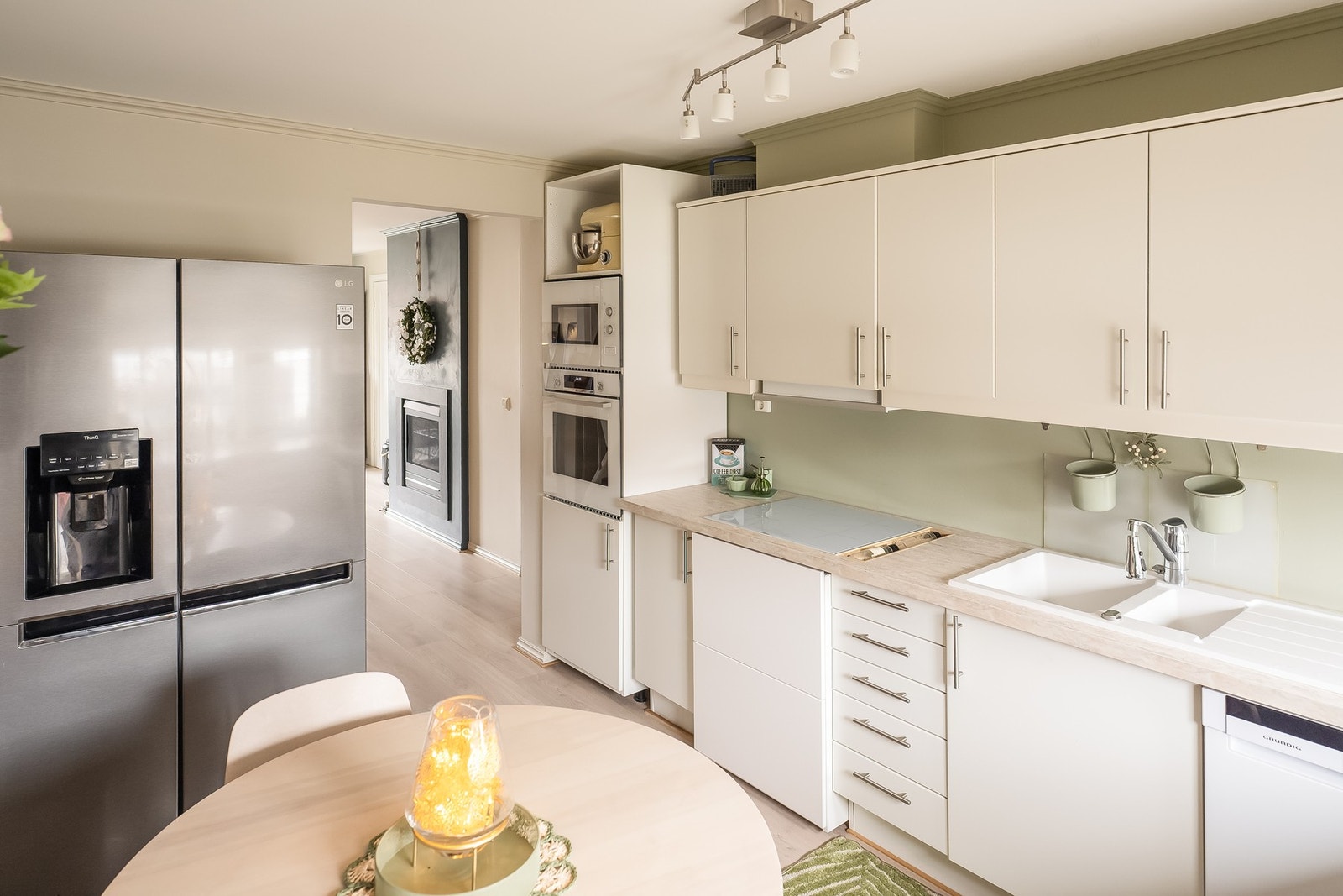 Det ble i 2022 etablert skap for stekeovn og micro,i tillegg til underskap med skuffer (IKEA). LG Side by side kjøle- og fryseskap m isbitmaskin følger med i salget. Stekeovn, micro og steketopp er alle fra samme år og fra Bosch. Galleribilde