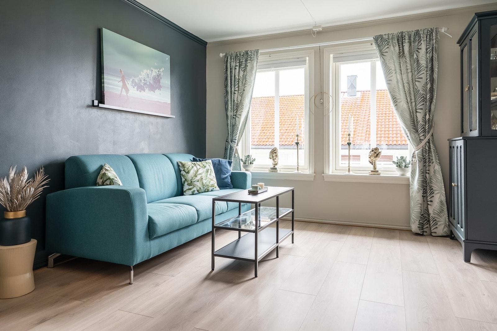 Flott stue med god plass for sofagruppe og delvis åpen løsning til kjøkken. Galleribilde