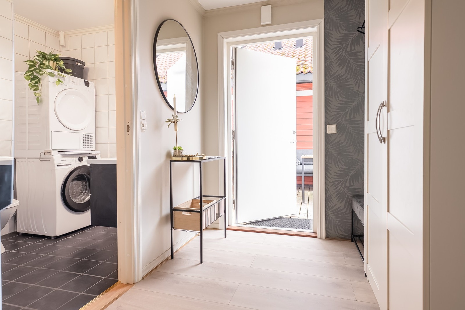 Innbydende entré hvor man finner garderobeskap fra IKEA, med Bergspo-dører. Galleribilde