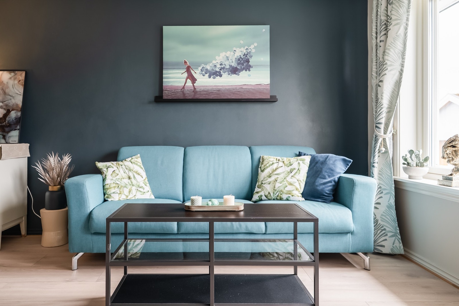Leiligheten har her nytt gulv fra 2022 av typen "Swiss Oak laminatgulv". Galleribilde